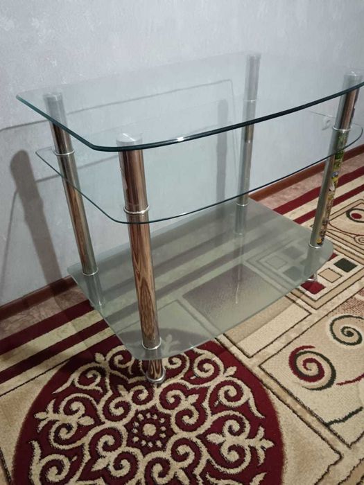 Продам стеклянную подставку под телевизора