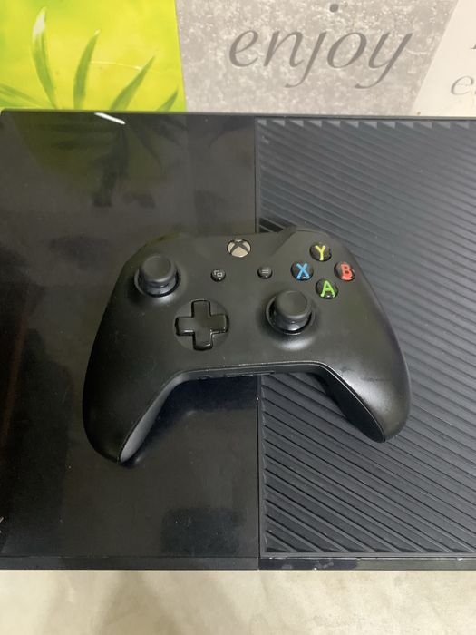 Продам xbox one на 500 гб