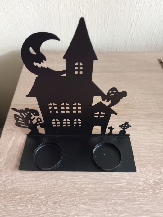 Стилен Свещник Със Зловеща Къща