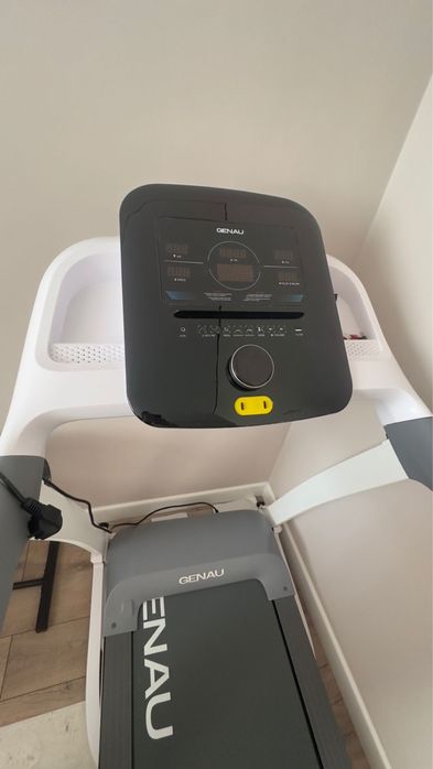 Продам беговую дорожку Genau