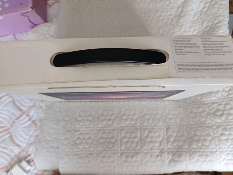 На продаже два ноутбука, MacBook и HP