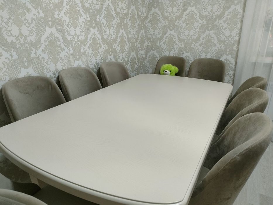 Стол со стульями