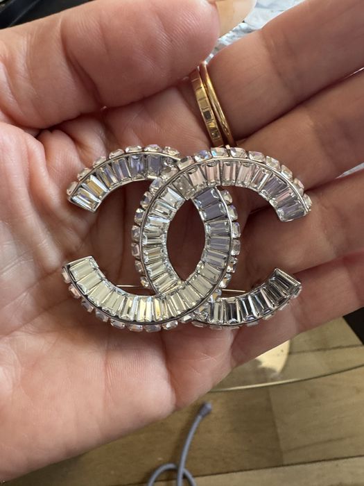 Бутикови брошки Chanel