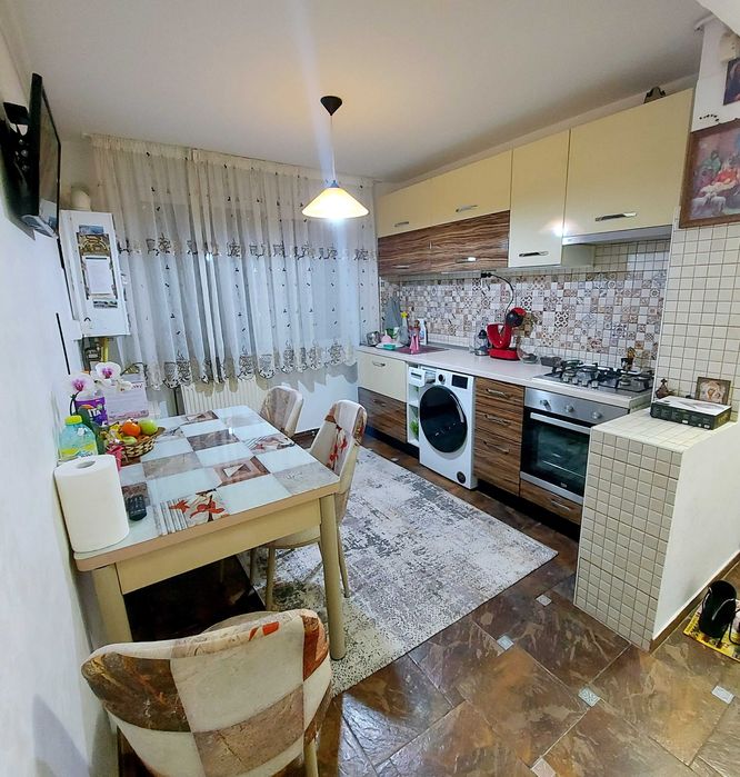 Vând apartament 3 camere decomandat