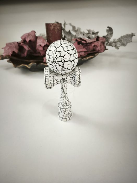 Vând Kendama alba cu negru