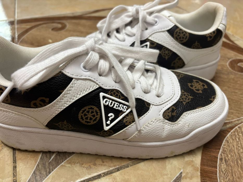 Adidași de vânzare