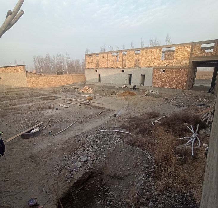 Зудлик билан  сотиладиНотурар бино кучмас мулк ер жой сотилади