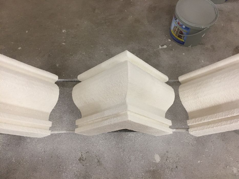 Ancadramente , coloane , capiteluri , litere volumetrice