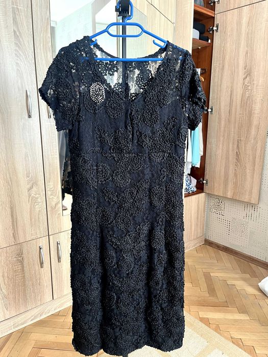 Черна дамска рокля бродирана с дантела