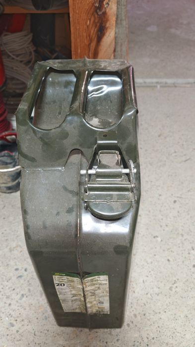 Vând canistra 20 L