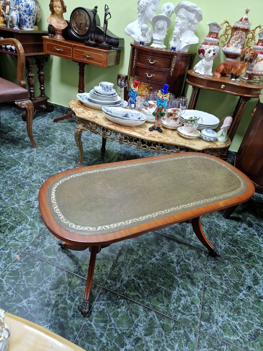 Страхотна антикварна английска холна маса