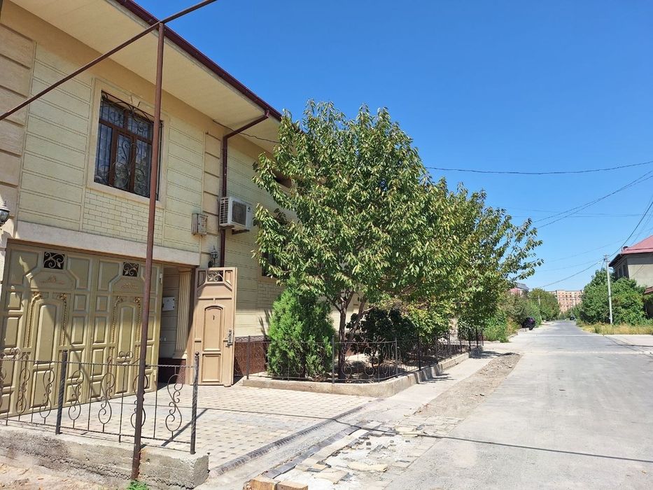 Uy hovli  sotiladi