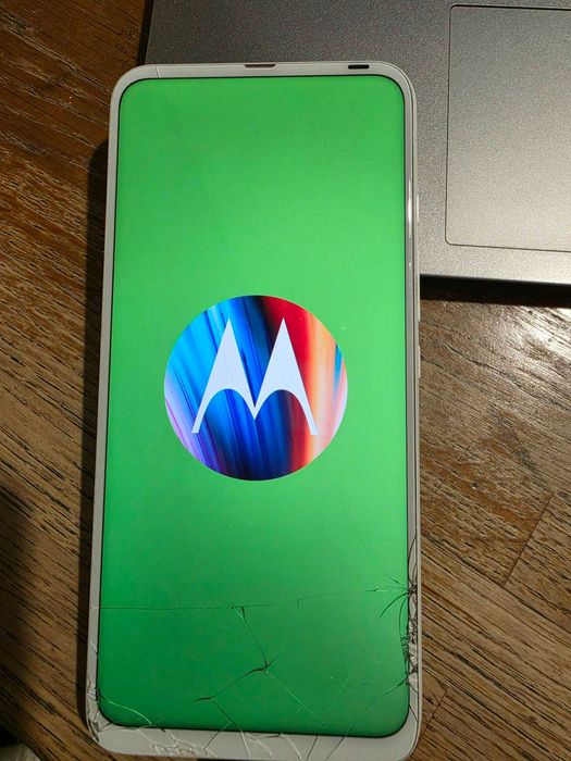 Motorola One Fusion+ – перфектно работещ, счупен дисплей, с кутия
