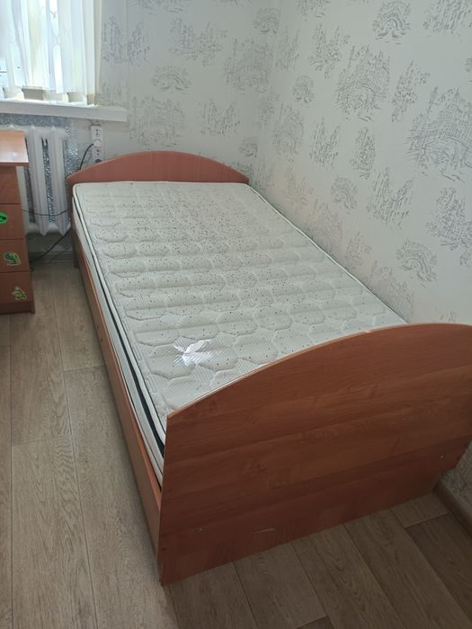 Срочно продаю односпальную кровать с матрасом в хорошем состоянии