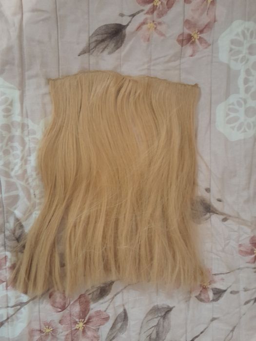 Екстеншъни от синтетичен косъм и клипси за екстеншъни