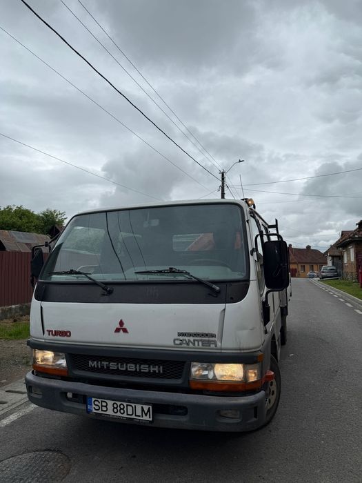 Autoutilitara cu macara