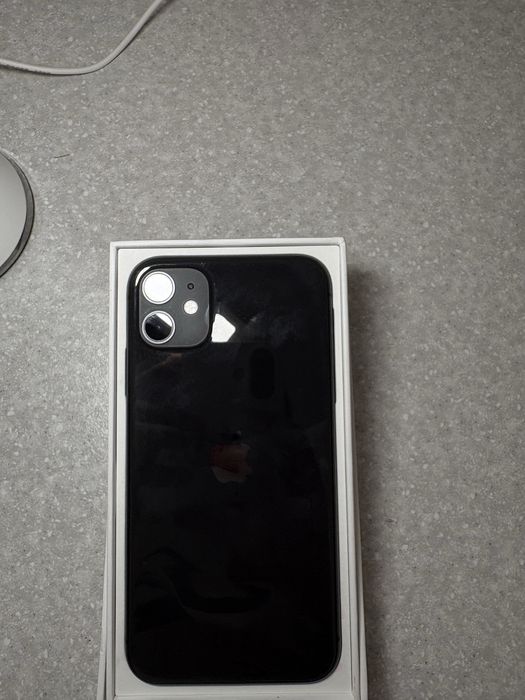 Продам айфон 11 на 64 гб