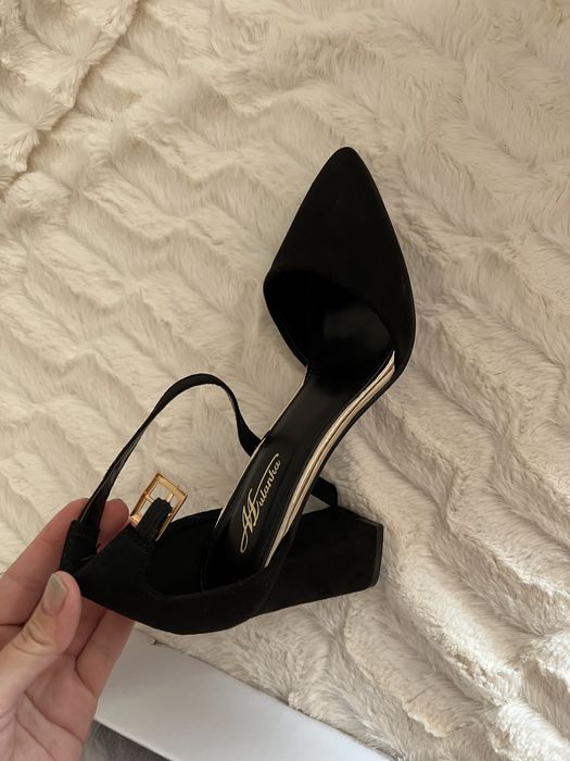 Pantofi negrii cu toc gros.