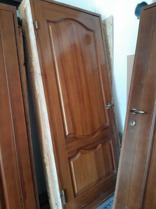 Двери из натурального дерева.