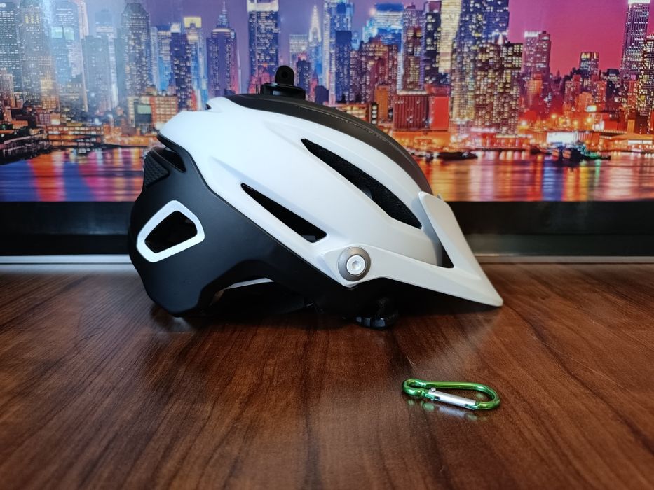 Вело шлем от бренда BELL