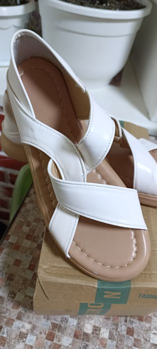 Женские сандалии