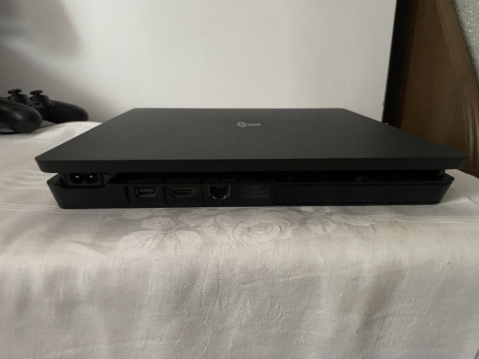 PS4 inpecabil doua manete și 2 jocuri