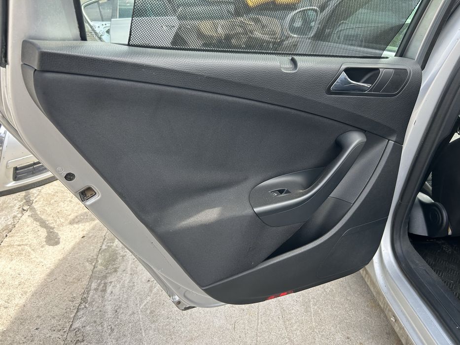 Set fete usi Vw passat b6 break model cu perdelute