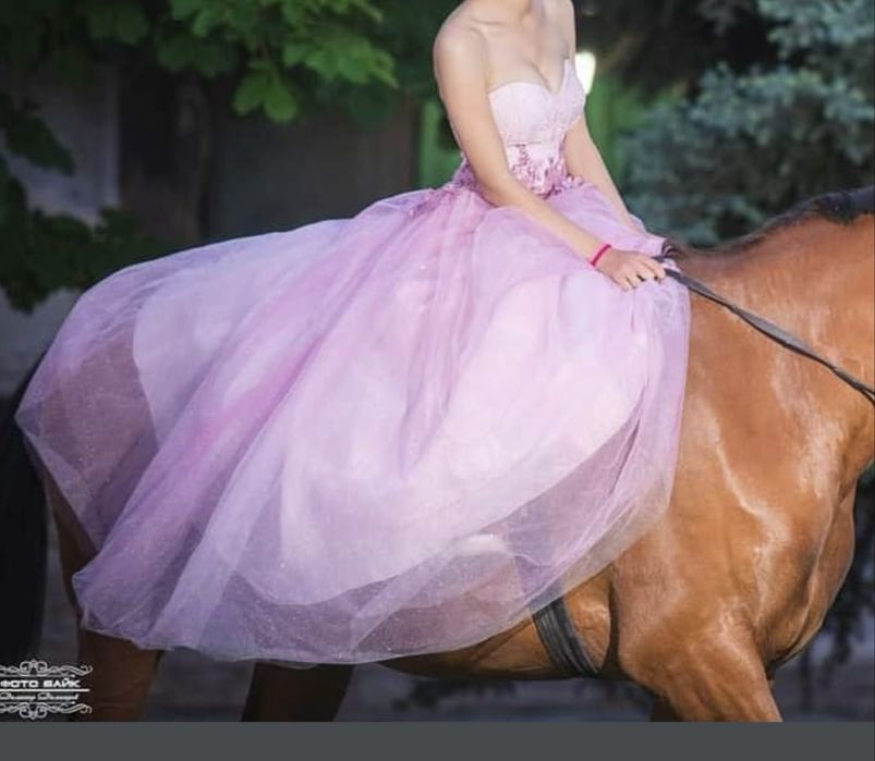 Продавам бална рокля.