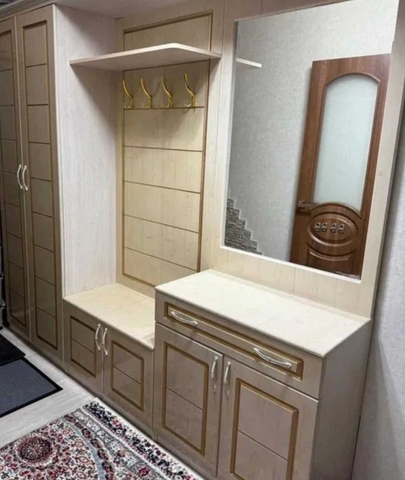 Прихожая в хорошем состояние +кухня в подарок