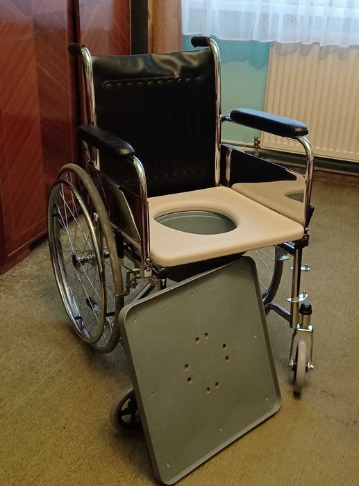 Scaun cu rotile cu olita