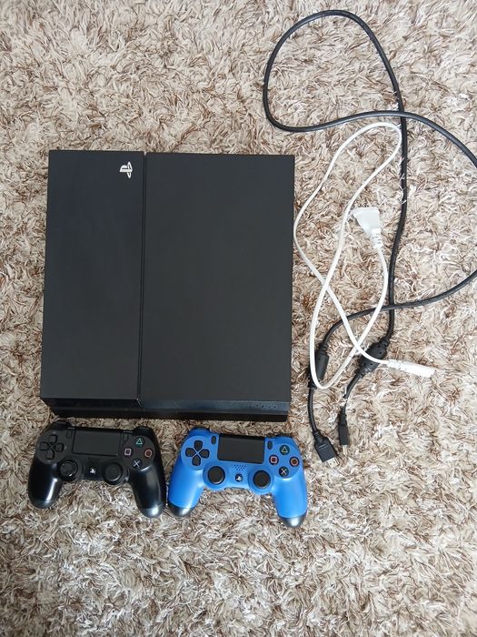 PS4 + 2 Contollere