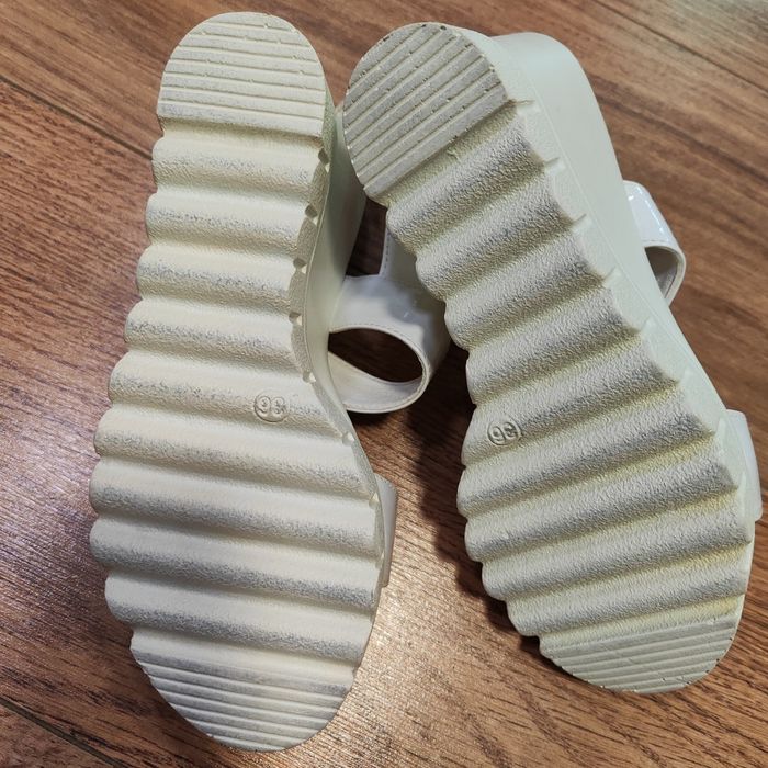 Чисто нови бели лачени сандали и гуменки 36 N на промоцена 30 лева.