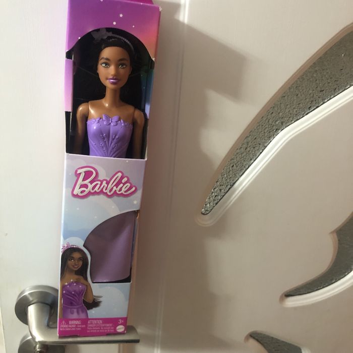 Papusa Barbie noua