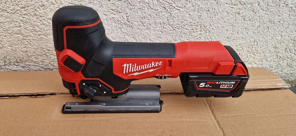 Milwaukee ferestrau pendular pe acumulator