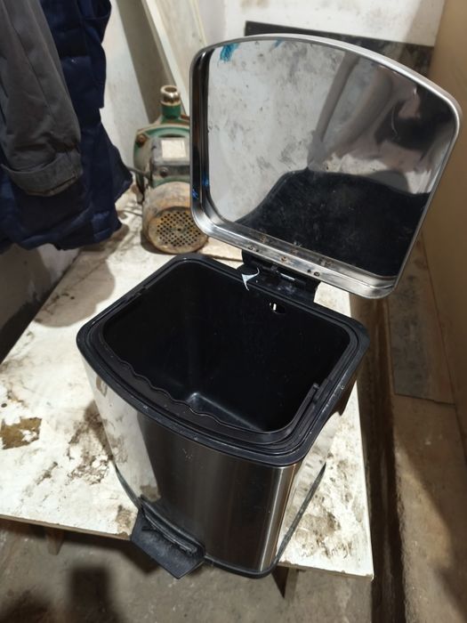 Продаются мусорные ведра 2 шт