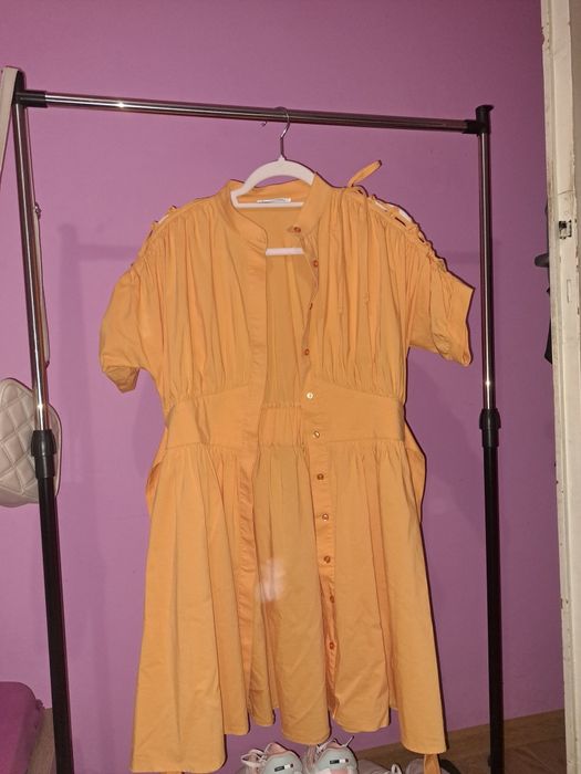 Оранжева рокля, с колан и елемент на рамената