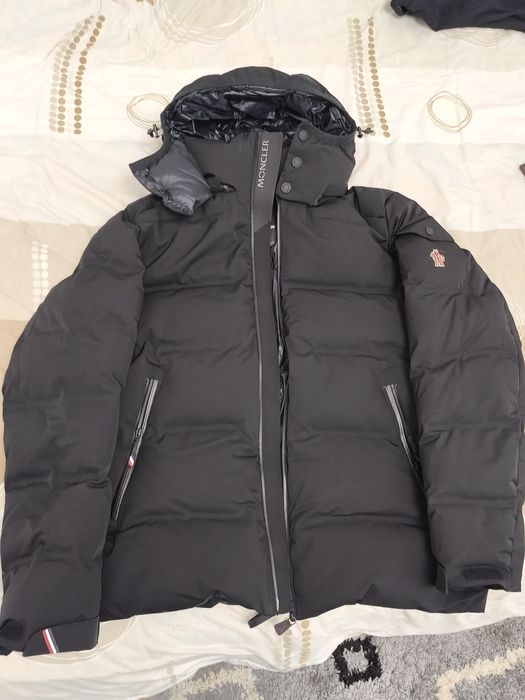 Vând haina / geacă de iarna Moncler