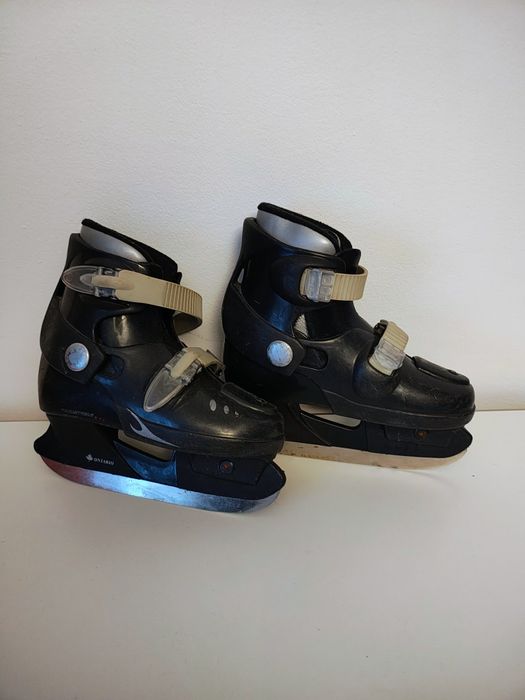 Patine de gheață reglabile, marca Ontario.