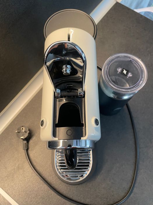 Кафе машина Nespresso Delonghi