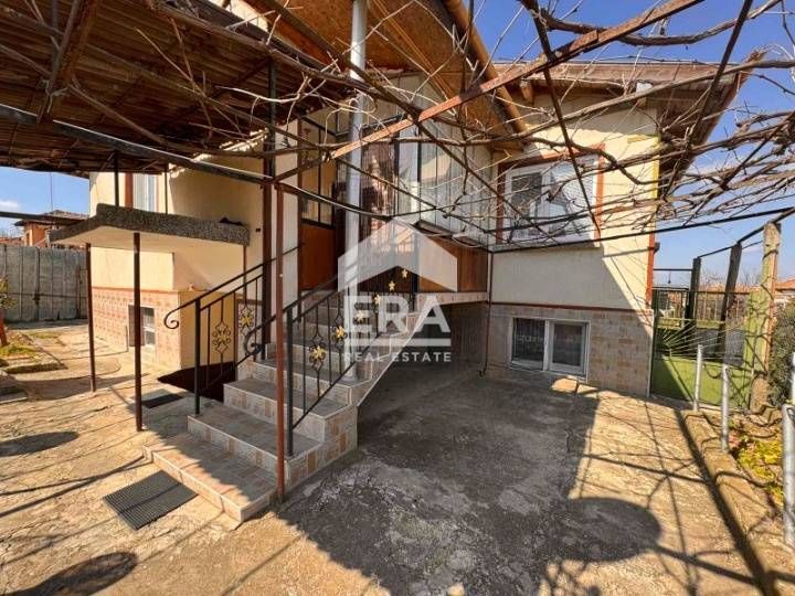 Само в ЕРА Визия! Две къщи, с двоен гараж и голямо дворно място, с пло