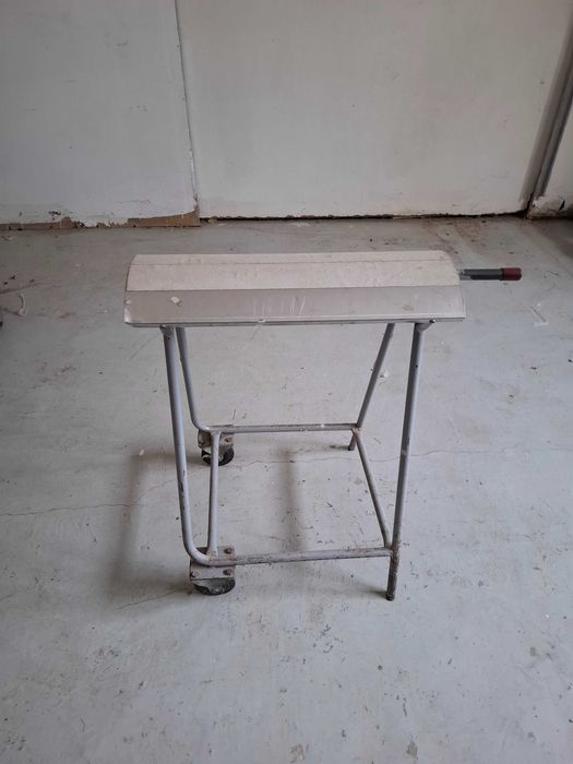 rafturi, mese  , scaune