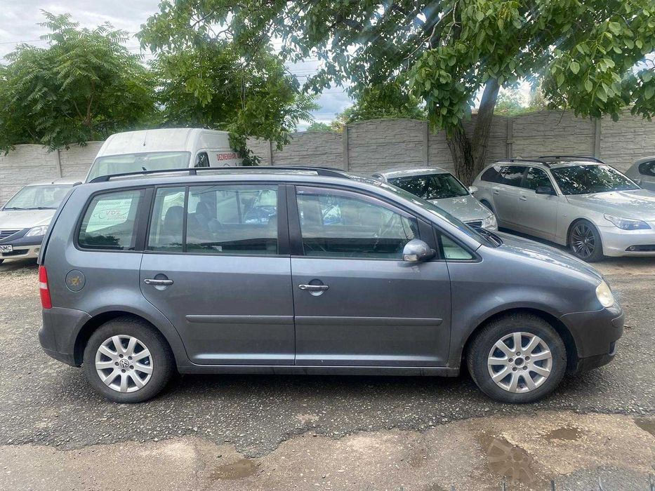 Dezmembrez Volkswagen Touran 2.0 TDi cod AZV an 2006