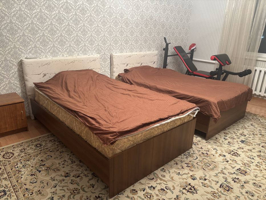 Две односпальных кровати.