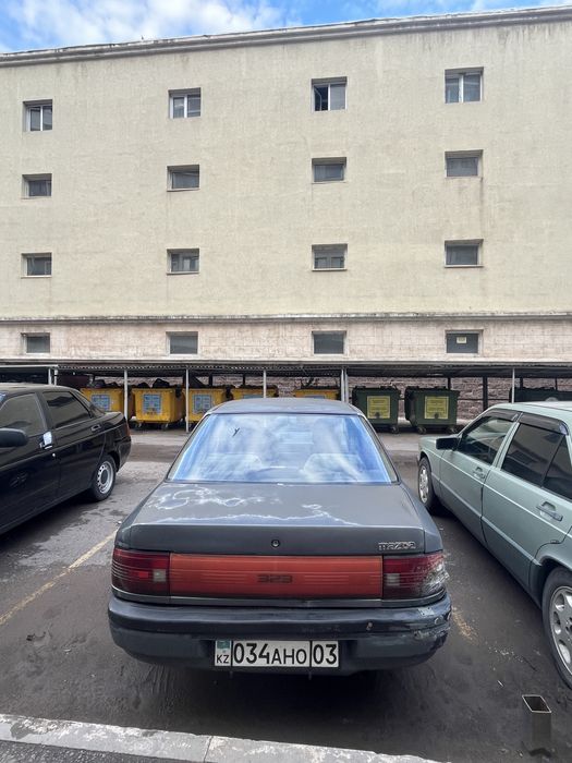 Продам машину Мазда 323.