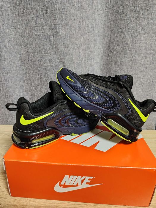 Оригинални маратонки NIKE, номер 39, носени са няколко пъти, нямат никакви забележки.!