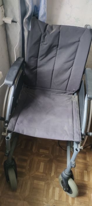 продам инвалидное кресло и костыли