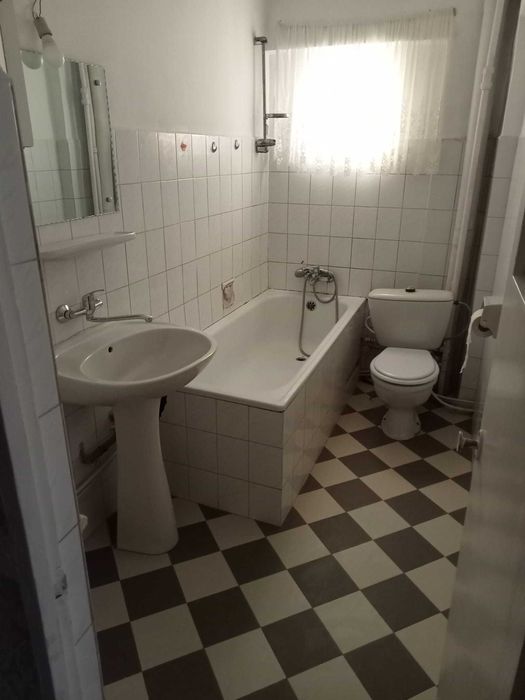 Vand apartament spatios cu 3 camere, 2 bai, bucatarie, balcon si boxa