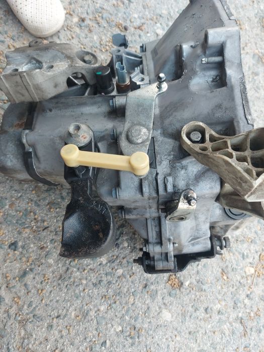 Продавам скоростна кутия на пежо 207