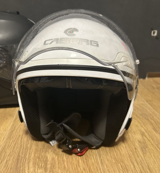 Casca  CABERG (ochelari de soare integrati)