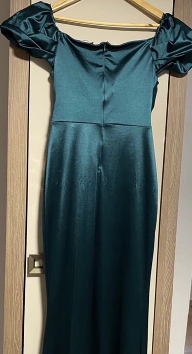 Rochie lungă verde smarald cu crepeu